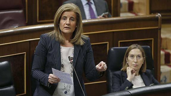 El PSOE pide a Báñez que dimita si no investiga por fraude a Cospedal