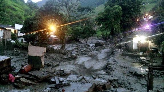 Elevan a 61 los muertos tras una avalancha en el noroeste de Colombia