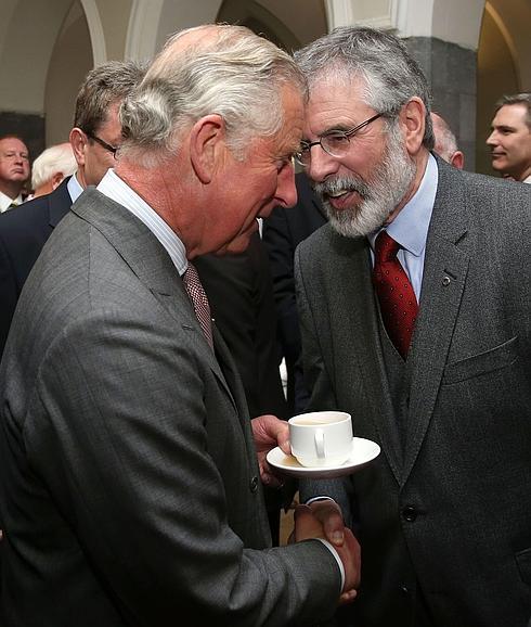 Histórico apretón de manos entre Gerry Adams y el príncipe Carlos