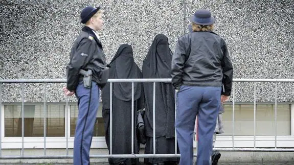 El Gobierno holandés prohíbe el uso del burka y el niqab en escuelas y hospitales