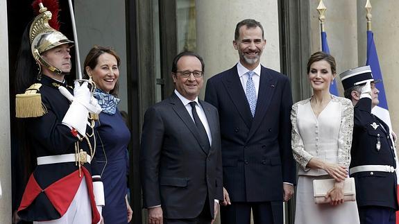 Felipe VI agradece a Hollande su apoyo en la tragedia de Germanwings