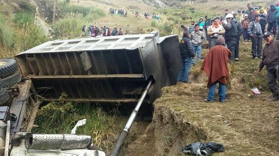 Al menos 17 muertos al despeñarse un camión con escolares en Perú