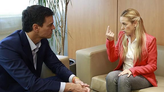 La esposa de Leopoldo López alerta sobre Podemos: «Estén muy atentos en cuidar la democracia»