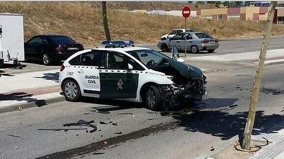 Heridos dos guardias civiles tras ser arrollados por un coche al que dieron el alto