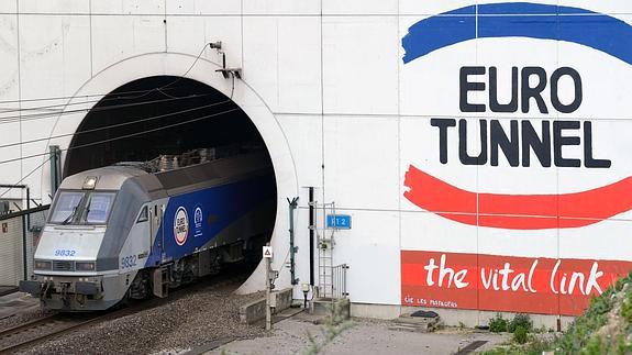 Eurotúnel reclama 9,7 millones de euros por el impacto del paso de inmigrantes