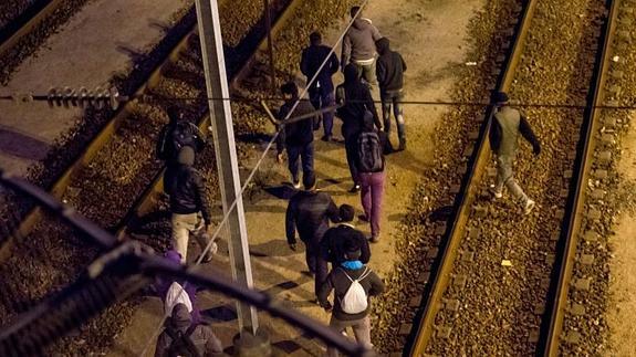 Muere un inmigrante en un nuevo intento de entrada masiva en el Eurotúnel