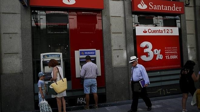 El Santander se suma a cobrar por el uso de sus cajeros a los que no sean sus clientes