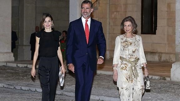 Los reyes muestran su acercamiento a la sociedad balear con una nutrida recepción