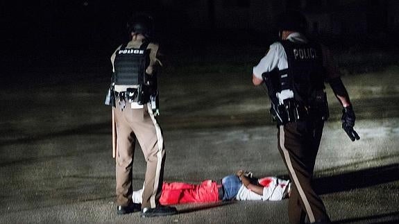 Un joven, en estado crítico por disparos de la Policía al término de las protestas en Ferguson