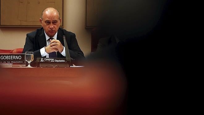 La oposición no se cree «la milonga» de Fernández Díaz y pide su dimisión