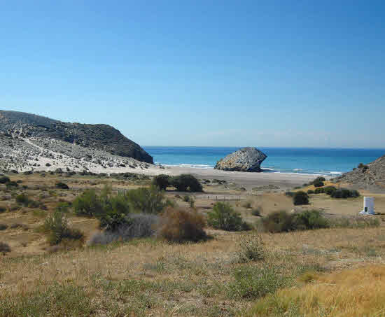 Muere un hombre al tratar de socorrer a dos niños en la playa de Mónsul en Almería