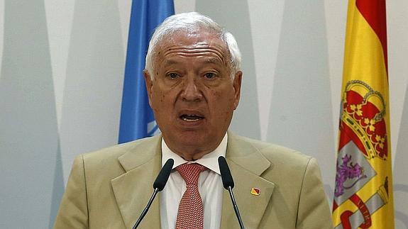 Margallo, sobre Gibraltar: «Aunque fumasen todos los niños y los simios no podrían consumir tanto tabaco»