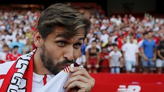 Llorente, presentado en el Sánchez Pizjuán ante 10.000 sevillistas