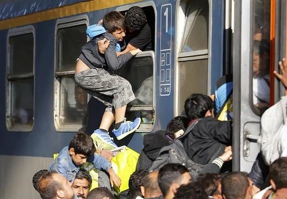 La Policía deja pasar a los refugiados a los trenes en Budapest