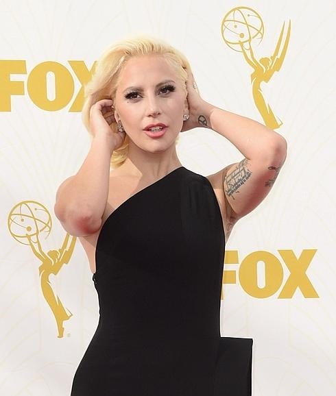 Brillo, glamour y mucho calor en la alfombra roja de los Emmy