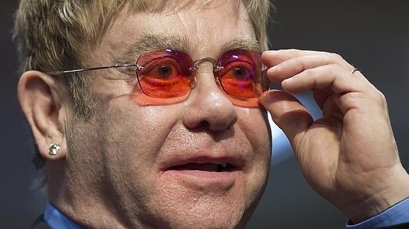 Putin llama finalmente a Elton John y le ofrece una reunión