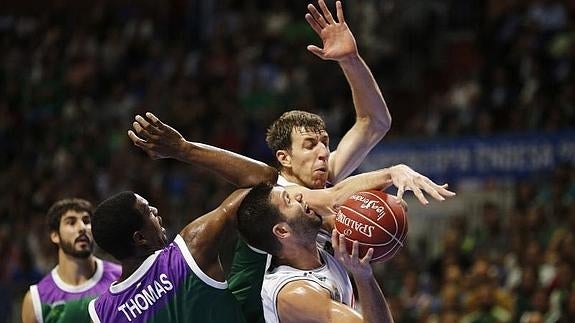 El Unicaja frena al Real Madrid