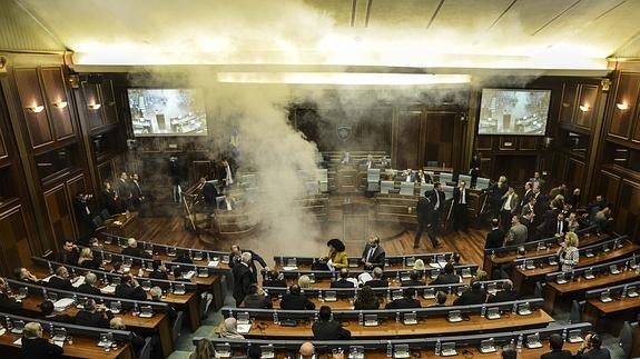 La oposición kosovar bloquea el Parlamento lanzando gas lacrimógeno