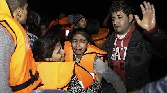 Fallece un bebé hallado en una patera a la deriva frente a la isla de Lesbos