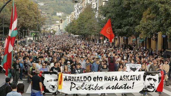 Miles de personas reclaman en San Sebastián la libertad de Otegi