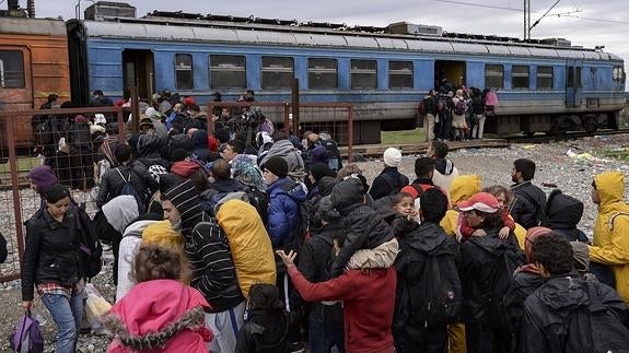 Europa promete 100.000 plazas más para refugiados en Grecia y los Balcanes