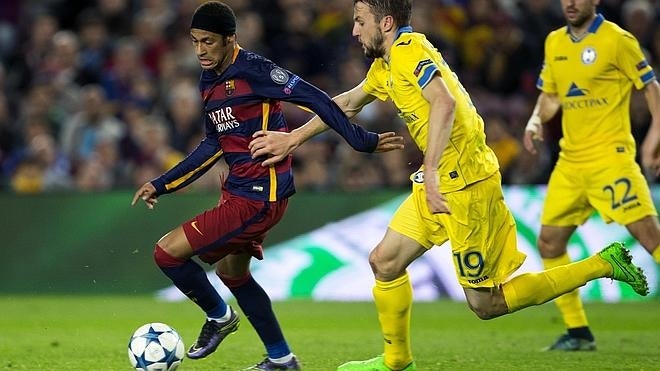 Neymar encamina con brillo el pase a octavos