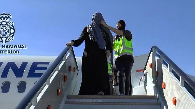 Detenida en el aeropuerto de Málaga una yihadista española que había intentado alistarse en el Daesh