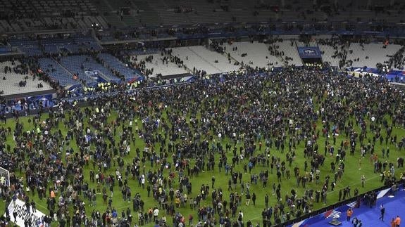 Aficionados franceses entonan 'La Marsellesa' al abandonar Saint-Denis