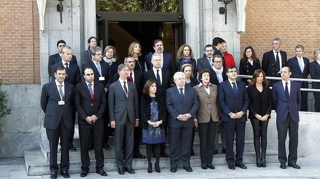 Las principales instituciones del Estado rinden homenaje a París en silencio