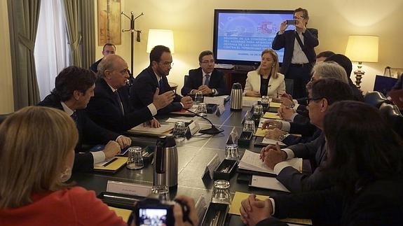 El Gobierno buscará el «consenso» antes de decidir su participación contra el EI