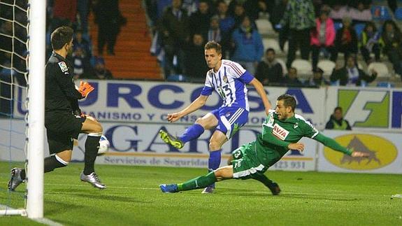 El Eibar naufraga en El Toralín y se complica mucho seguir en Copa