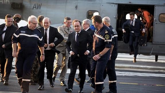 Hollande llega al 'Charles de Gaulle' para encabezar las operaciones en Siria e Irak