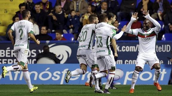 Peñaranda da el triunfo al Granada ante un Levante que no arranca