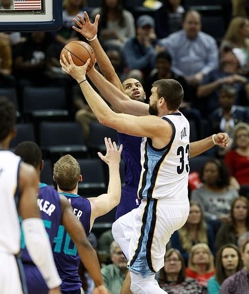 Marc Gasol no pudo salvar a los Grizzlies; Ibaka cumplió y Rubio perdió