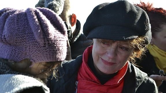 Susan Sarandon visita a los refugiados de la isla de Lesbos