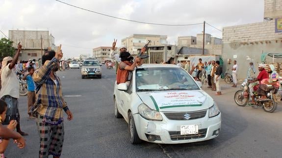 Fuerzas progubernamentales arrebatan a los rebeldes dos ciudades de Yemen