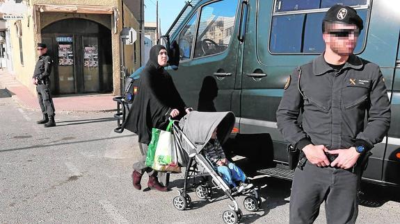 Roquetas de Mar mantiene un amplio despliegue policial tras los disturbios de ayer