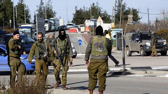 Tres palestinos mueren tiroteados tras intentar acuchillar a soldados israelíes