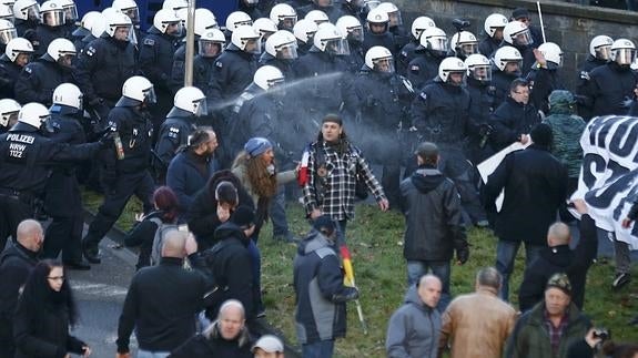 La Policía alemana disuelve la marcha de Pegida y de la ultraderecha en Colonia