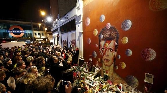 Cientos de fans de David Bowie se reúnen para cantar sus canciones