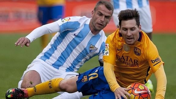 El Barça rectifica a tiempo y salva los muebles en Málaga