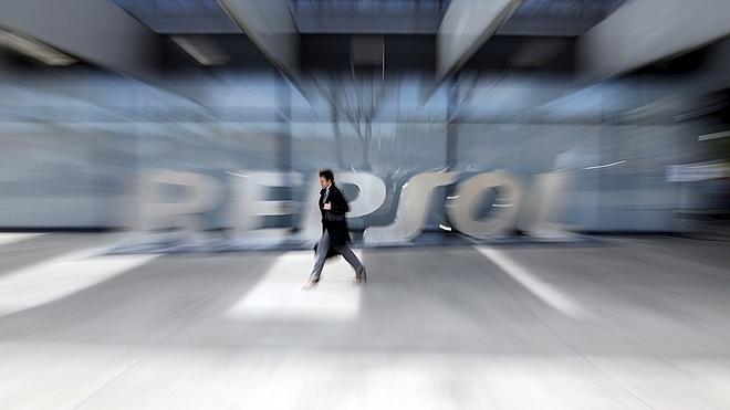 Repsol provisiona 2.900 millones y perderá 1.200 en 2015 por la debacle del crudo