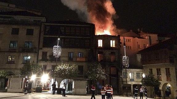 Un espectacular incendio arrasa un edificio en el casco antiguo de Pontevedra