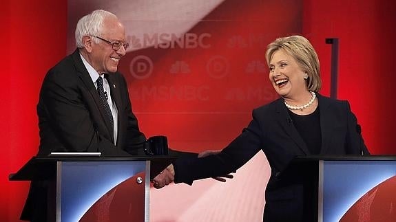 Clinton y Sanders suben el tono en un tenso debate demócrata