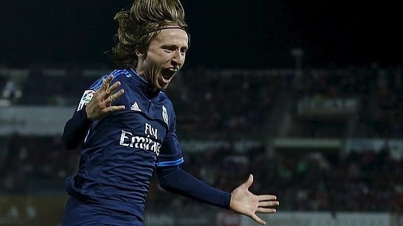 Modric frota la lámpara madridista en Granada