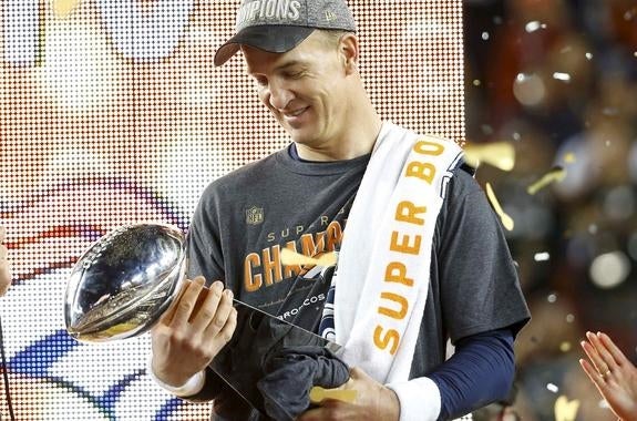 Peyton Manning dirige a los Broncos a su tercer título de Super Bowl