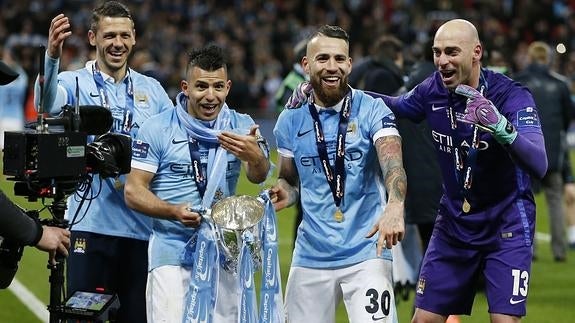 El Manchester City gana la Copa de la Liga al Liverpool con Caballero como héroe