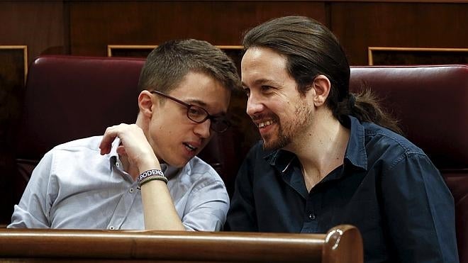 Abucheos y burlas de PP y Podemos a Sánchez