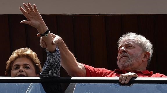 Lula recibe el apoyo de Rousseff y responde a la presión con una posible candidatura