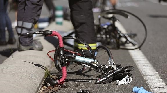 Un ciclista muerto y siete heridos al ser atropellados por un coche en Pontevedra